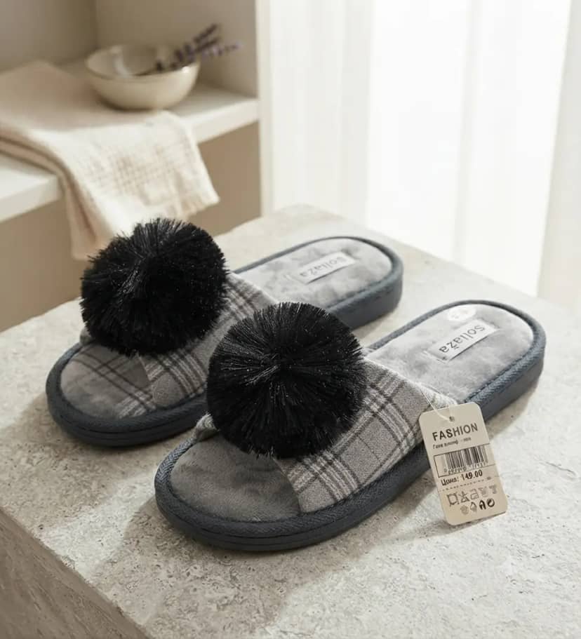 Жіночі капці сірі з чорним помпоном розмір one size 2