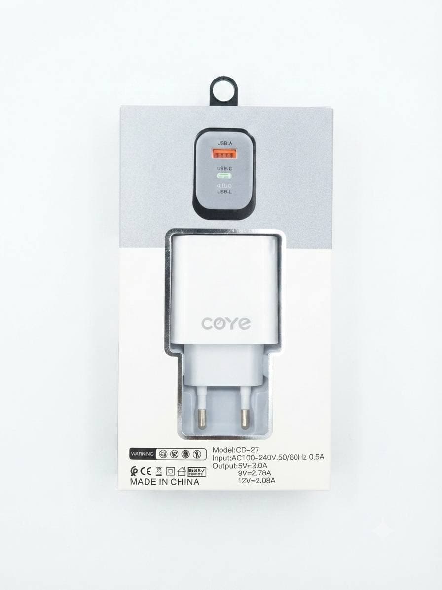 Зарядний пристрій білого кольору coye CD-27 з USB, Type-C та Lightning портами у упаковці